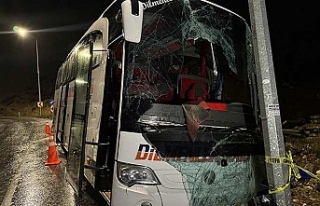 Mersin'de devrilen yolcu otobüsündeki 9 kişi...