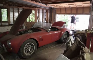 Aldığı garajda 4 milyon dolarlık otomobiller buldu