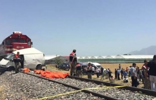 Elazığ'da tren minibüse çarptı: 9 ölü
