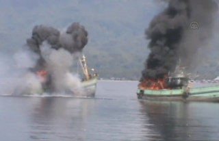 Endonezya'da Kaçak Avlanan Balıkçı Gemileri Batırıldı