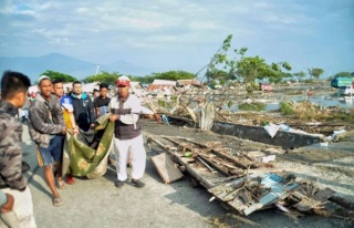 Endonezya'daki deprem bilançosu ağırlaşıyor