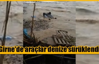 Girne'de araçlar denize sürüklendi