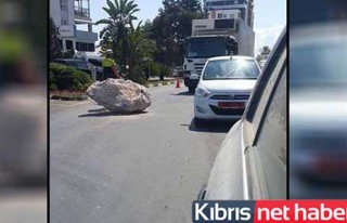  Girne’de yola düşen taş trafiği felç etti
