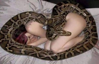 Her gece yılanla uyuyordu! 