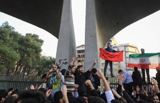 İran'daki protestolarda rejim hedef alınıyor