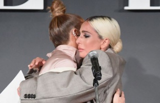 Lady Gaga 'Hollywood Kadınları' gecesinde duygusal...