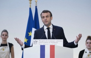Macron: İngiltere, AB'den ek süre isteyecek