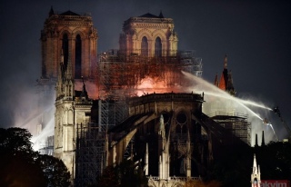 Notre Dame Katedrali’ndeki yangın söndürüldü