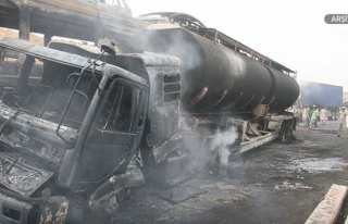 Pakistan'da, otobüsle petrol tankeri çarpıştı:...