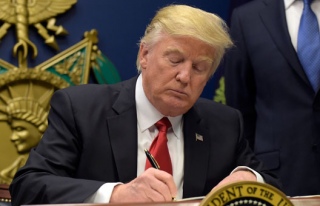 Trump İran'a yaptırımları imzaladı