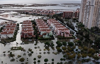 İzmir'de deniz taştı, sokaklar su altında kaldı