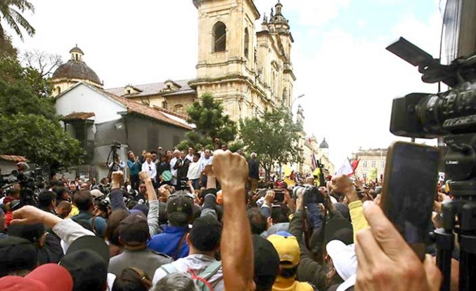 Kolombiya'da binlerce kişi Cumhurbaşkanı Petro'ya destek için yürüdü